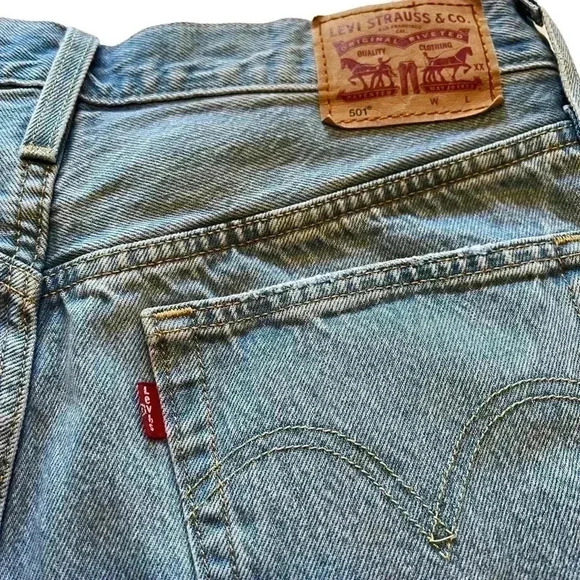 WOMEN’S LEVI’S 501 CUTOFF BUTTON FLY SHORTS WITH RAW HEM•LIGHT WASH•SIZE W30• - Picture 5 of 6